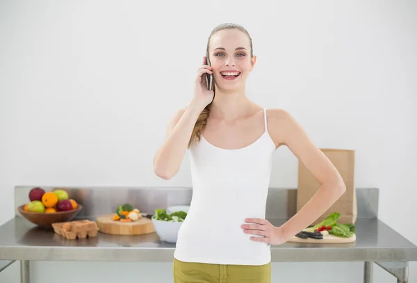 Ziemlich fröhliche Frau telefoniert — Stockfoto