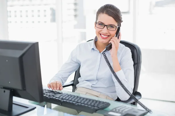 Content businesswoman answering the telephone — Stock Photo, Image