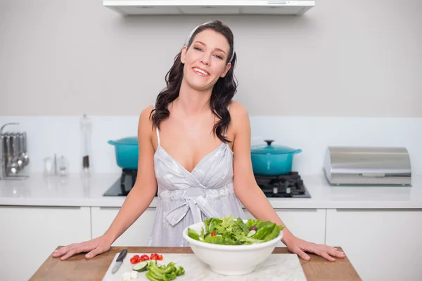 Cheerful pretty brunette making salad — Stock Photo, Image