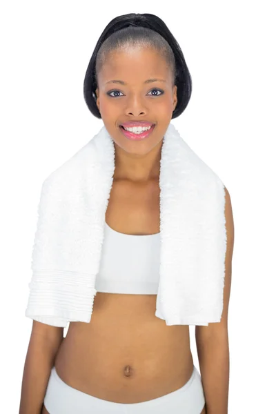 Donna in forma con un asciugamano sulle spalle — Foto Stock