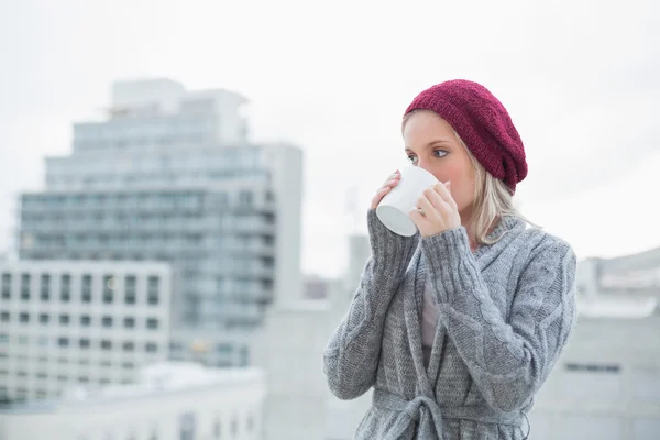 Friedliche wunderschöne Blondine trinkt Kaffee im Freien — Stockfoto