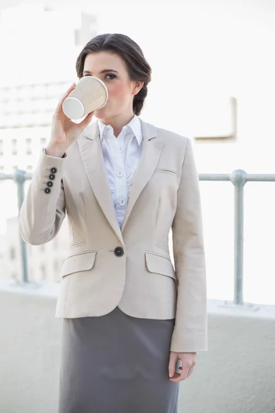 Kalm stijlvolle zakenvrouw drinken koffie — Stockfoto