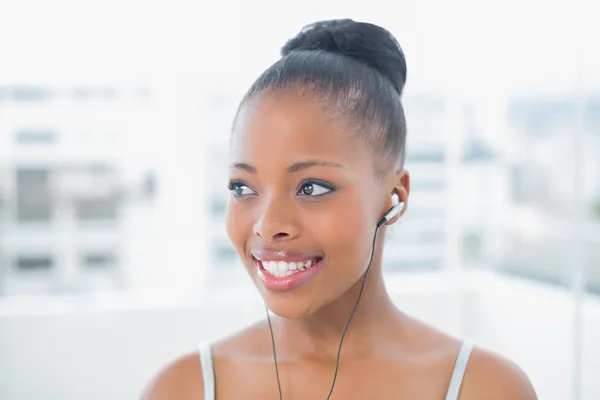 Cheerful woman in sportswear listening to music — Stock Photo, Image