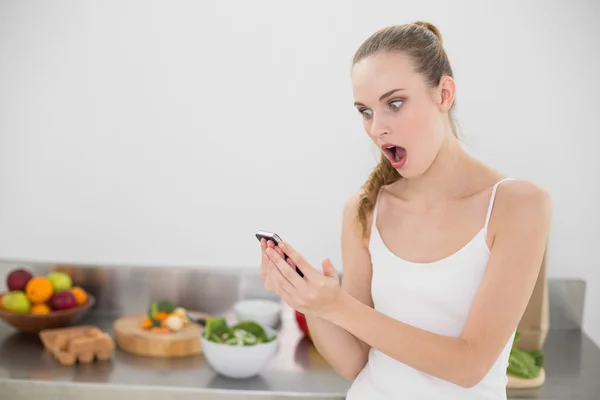 Shocked young woman reading a texting — Stock Photo, Image