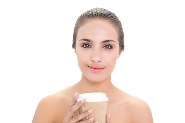 Mujer contenta sosteniendo una taza de café — Foto de Stock