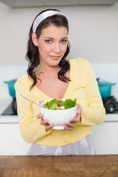 Sonriendo hermosa modelo sosteniendo ensalada saludable —  Fotos de Stock