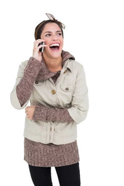 Riendo linda morena en invierno moda telefonear — Foto de Stock