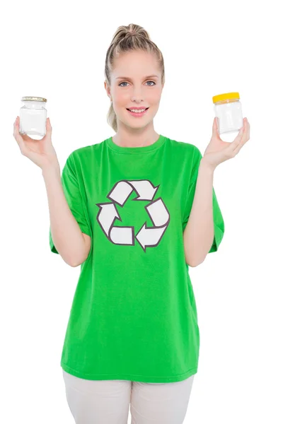 Lächelnder Umweltaktivist im Recycling-T-Shirt mit Einmachgläsern — Stockfoto