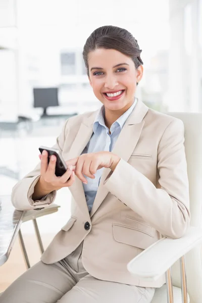 Femme d'affaires utilisant un téléphone portable — Photo