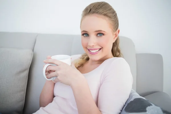 Casual alegre loira segurando uma caneca — Fotografia de Stock