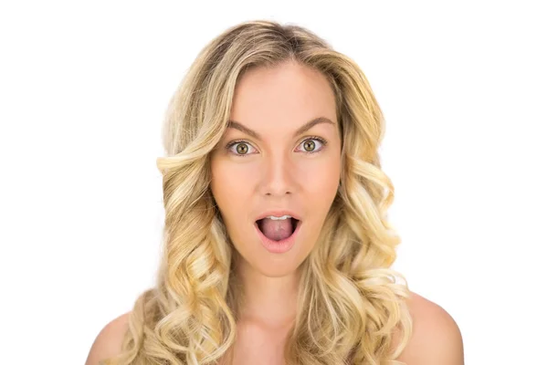 Verrast gekrulde haired blonde poseren — Stockfoto