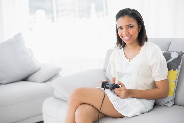 Mujer joven contenta en ropa blanca jugando videojuegos —  Fotos de Stock