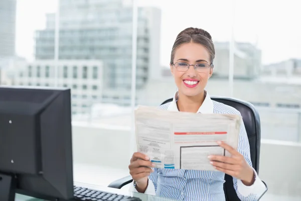 Businesswoman holding documents — Stock Photo, Image