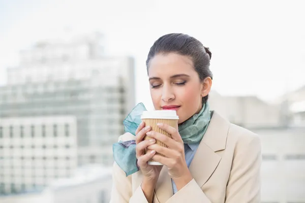 Vreedzame zakenvrouw genieten van koffie — Stockfoto