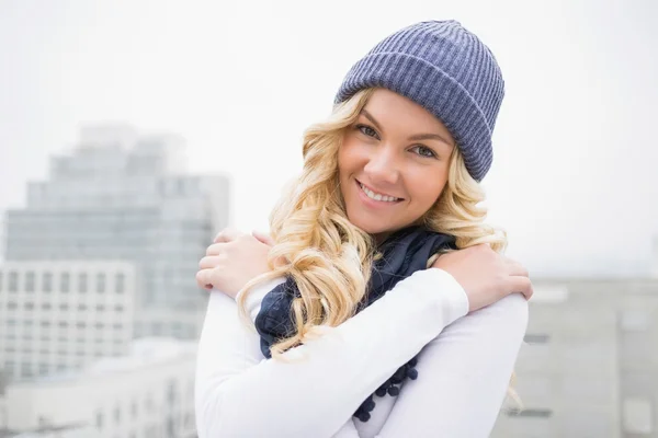 Blonde souriante en vêtements d'hiver posant à l'extérieur — Photo