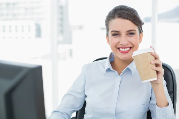 Schöne Geschäftsfrau genießt Kaffee — Stockfoto