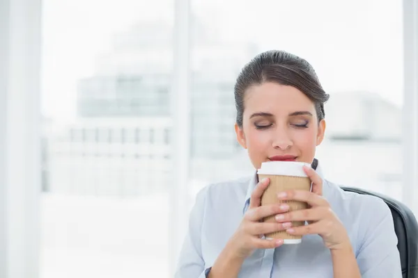 Empresária apreciando o cheiro de café — Fotografia de Stock