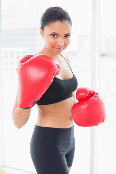 Modelo brincalhão em sportswear vestindo luvas de boxe vermelho — Fotografia de Stock