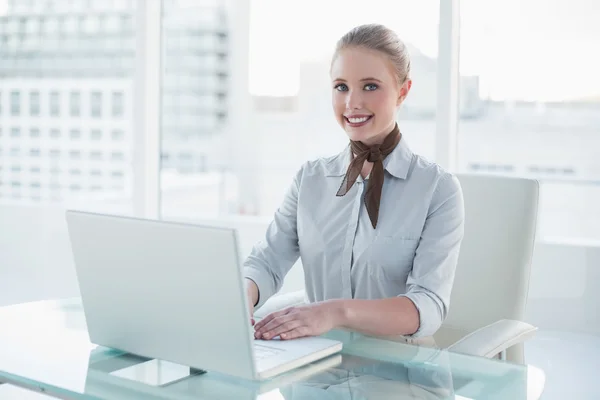 Blonde lächelnde Geschäftsfrau mit Laptop — Stockfoto