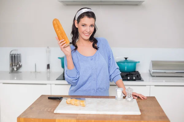 Modelo lindo feliz segurando baguete — Fotografia de Stock