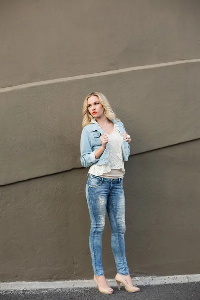 Думаю, случайная блондинка в джинсовой одежде — стоковое фото