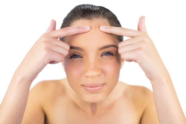 Preciosa mujer presionando su frente —  Fotos de Stock