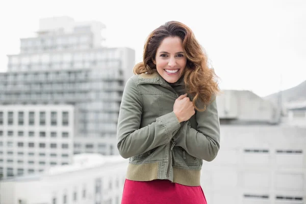 Nádherná usměvavá brunetka v zimní móda — Stock fotografie