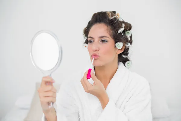 Ruhige natürliche Brünette Anwendung Lipgloss — Stockfoto