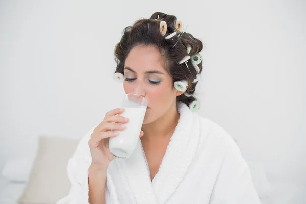 Kalm natuurlijke brunette drinkglas van melk — Stockfoto