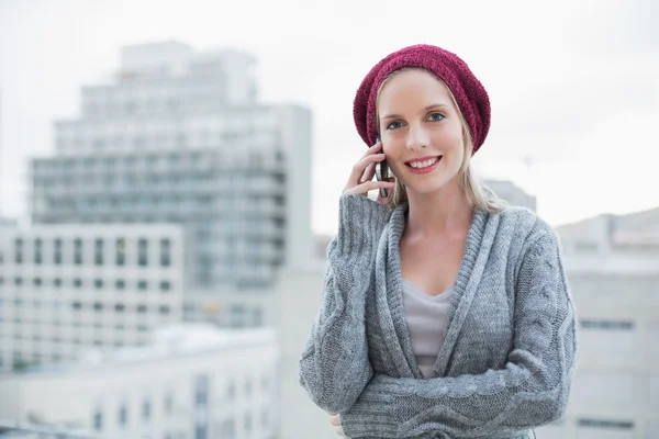 Uśmiechający się ładny blondynka na zewnątrz telefonu — Zdjęcie stockowe