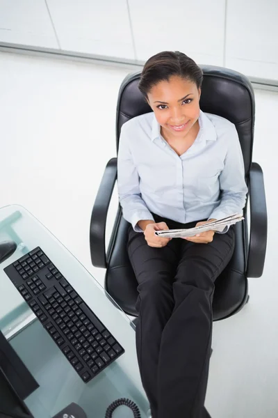 Joven empresaria satisfecha leyendo un periódico —  Fotos de Stock