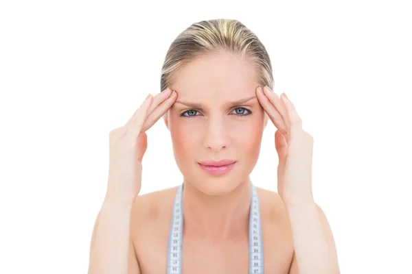 Froncement de sourcils femme blonde fraîche souffrant de maux de tête Photos De Stock Libres De Droits