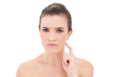 tahriş olmuş modeli boynuna dokunuyor