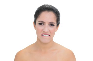 Kameraya bakarak endişeli çıplak esmer