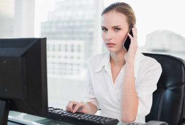 komoly üzletasszony smartphone