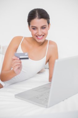 sevimli genç model onu laptop ile online alışveriş