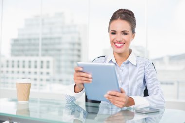 çekici esmer işkadını holding tablet