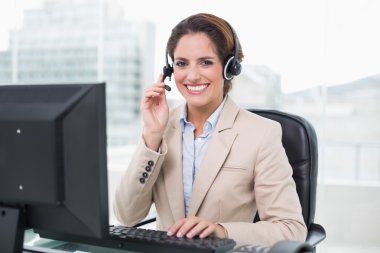 iş kadını holding kulaklık gülümseyen