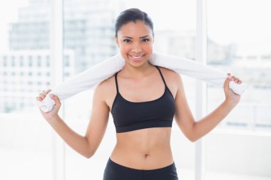 eğlenerek modeli havlu tutan spor giyim