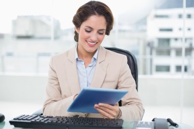 gülümseyen iş kadını tablet vasıl arıyorsunuz