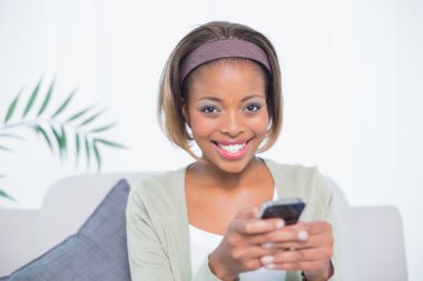 kanepe metin haber üstünde oturan neşeli zarif kadın