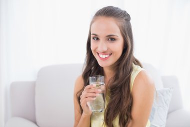 genç esmer su tutan gülümseyerek