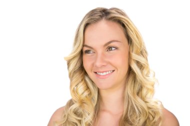 poz, neşeli, kıvırcık saçlı sarışın