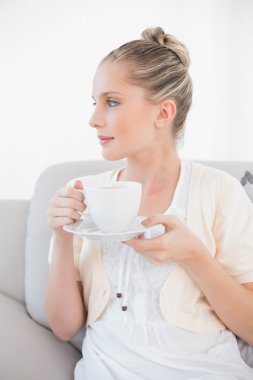 kahve koltukta oturan holding dalgın taze modeli