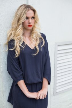 düşünceli çekici sarışın klas giydiği elbise açık havada