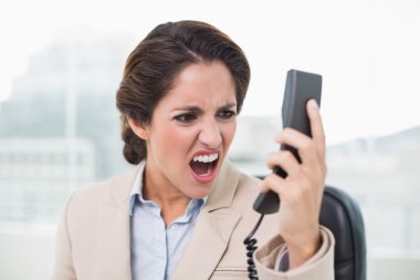 telefonuna bağıran azgın iş kadını