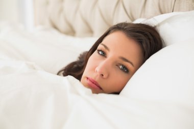 Onu yatakta yatarken rahat güzel kadın