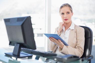 dalgın sarışın işkadını tablet kullanma