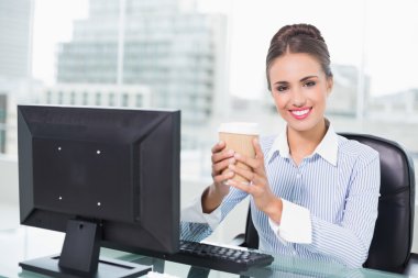 iş kadını tutan tek kullanımlık bardak