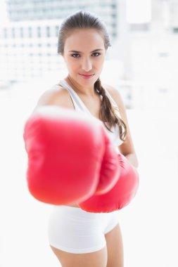 Sportif esmer boks eldivenli kırmızı